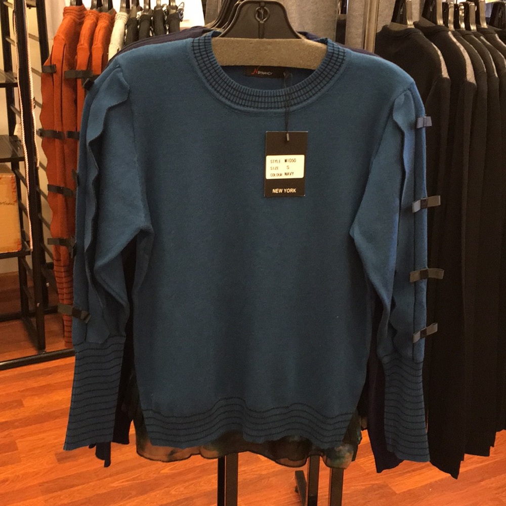Sweater with bows on the sleeves